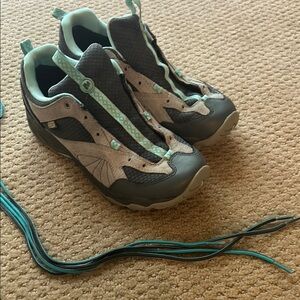 Hiking sneaker